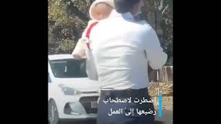 مقطع الفيديو الاكثر انتشارا على مواقع التواصل الاجتماعي لشرطيه مرور تحمل طفلها في يدها وتقوم بعملها