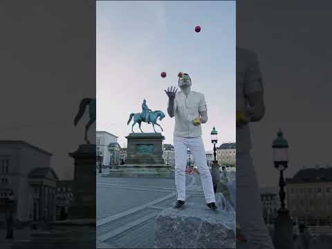 Видео: 4 ball juggling #juggler #jugglingballs #juggling #shorts