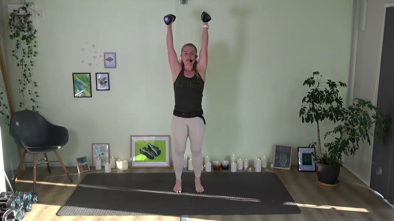 Sammensat styrke med håndvægte. Gør styrketræningen spændende.  Træning for kvinder 40+ år.