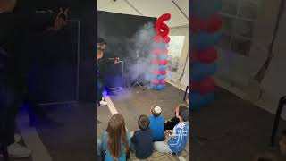 אהרון הקוסם בקסם מטורף כוס מתפוצצת