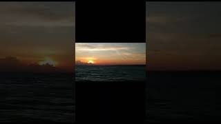 Menikmati Sunset Pada Saat Gelombang Besar dari atas Perahu layar diperairan Giligenting