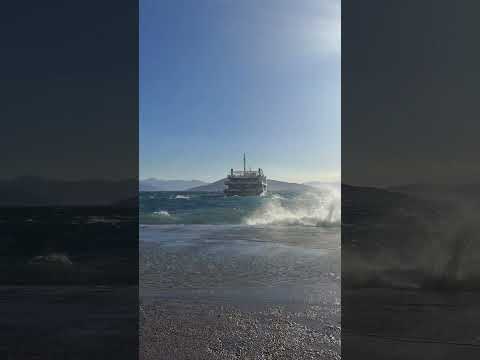 Μάχη με τα κύματα στο λιμάνι της Αίγινας