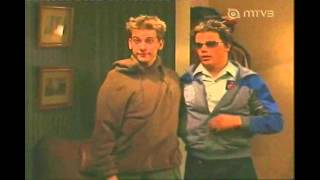 Salkkarit-Kalle Tuo Homokaverinsa Kännissä Kotiin