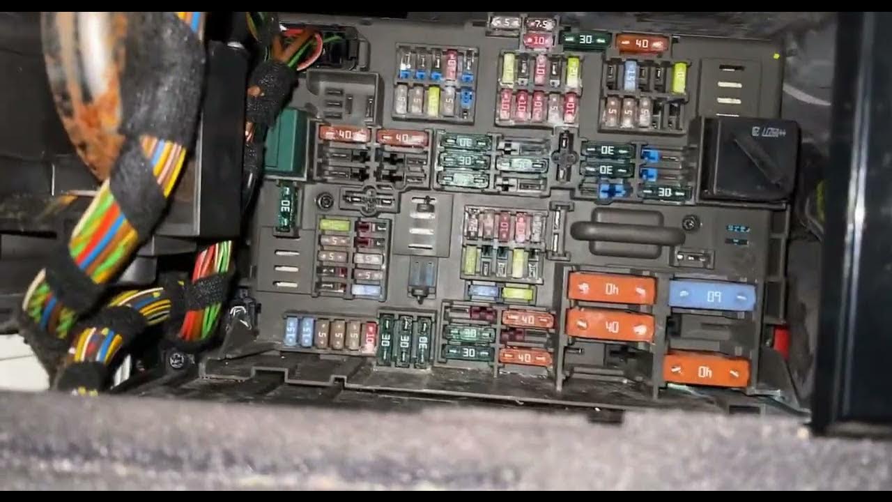 2007 bmw 328i Fuse Box Noise - YouTube