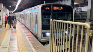 E231系800番台ﾐﾂK3編成（前照灯LED更新車・床下機器更新車）が各駅停車三鷹行きとして南砂町駅2番線を発車するシーン（07K）2024.5.5.15:30