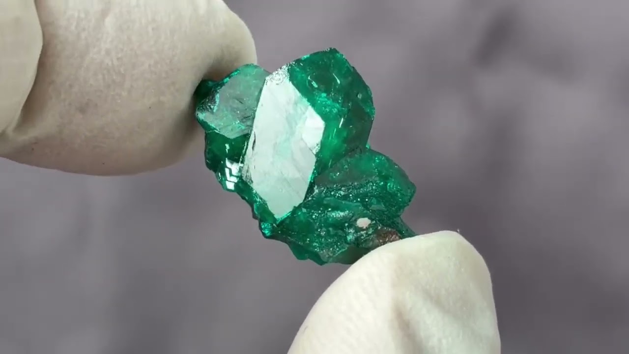 コンゴ産ダイオプテーズ原石（大粒結晶） 4.4g - パーフェクトストーン