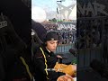 Elle chante sur scène, ses potes mangent des pâtes et lui font coucou 😭