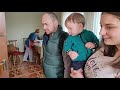 Приехали Тарас , Оксана и Володя .