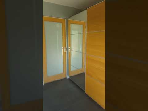 Video 1: Bedroom Panorama - kingsize bed, lots of light!