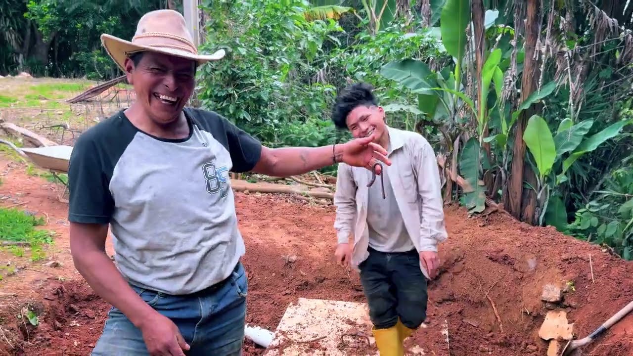 Mi hijo se va a quedar una semana aquí en la finca así que hoy me va ayudar a tapar el pozo séptico