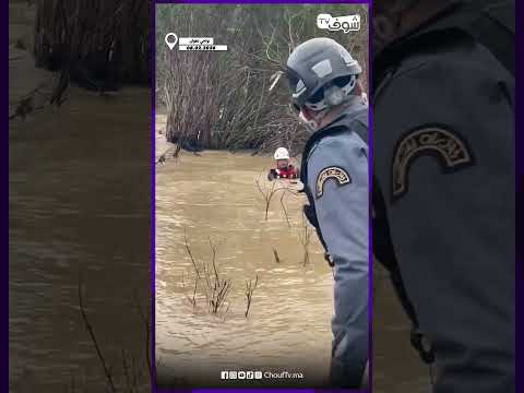 فرقة الغواصين التابعة للدرك الملكي تقوم بتمشيط واد القشرة بحثا عن الضحايا الذين جرفتهم سيول الأمطار 