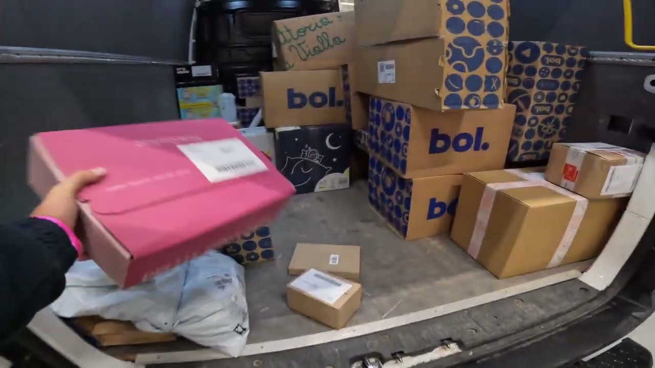 POV – Black Friday Depot Rush  Loading 280 Packages into the Van Belgium Courier Life