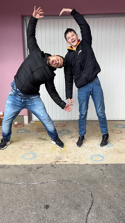 Dvije kidare 😂
