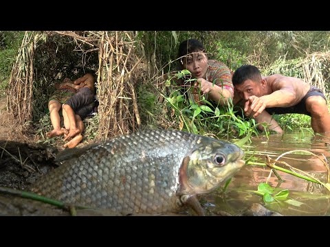 Survival Find Place Catch Fish - Living in bushcraft tent