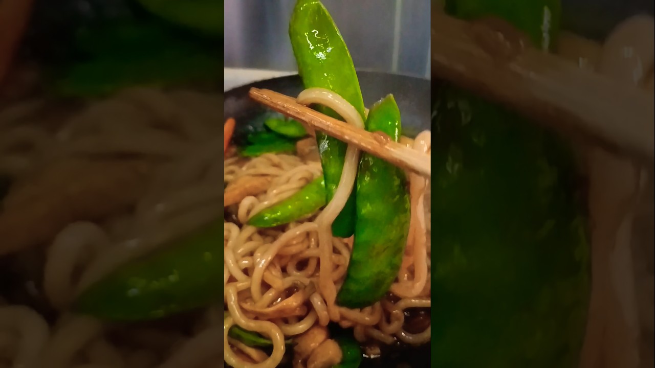 простой жареный удон 