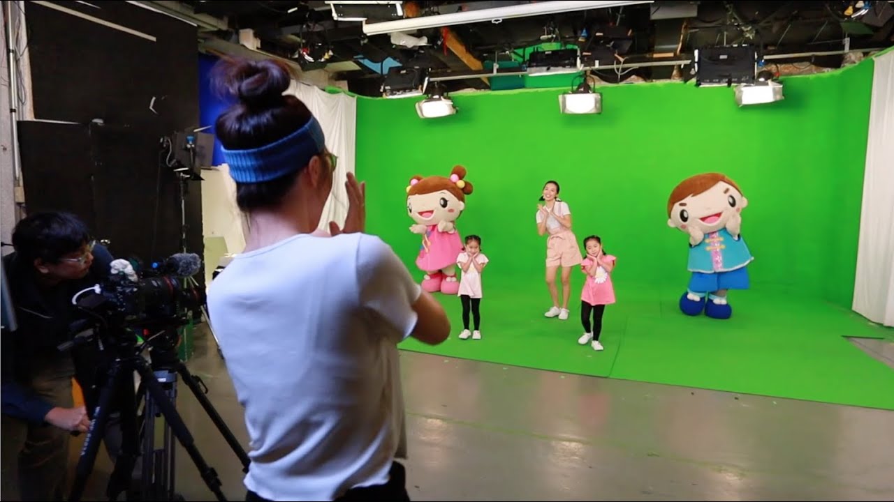 雙胞胎姪女第一次錄影體驗，超累的 跳到放空｜來探班幫她們加油｜薇0學姊的幼兒客語頻道很用心要支持一下｜雙Q日常｜Ft.幼幼客家