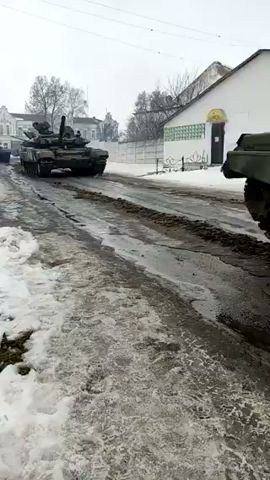 tanques russos se movimentando pelas ruas  da cidade de Tomarovka, perto da fronteira com a Ucrânia.