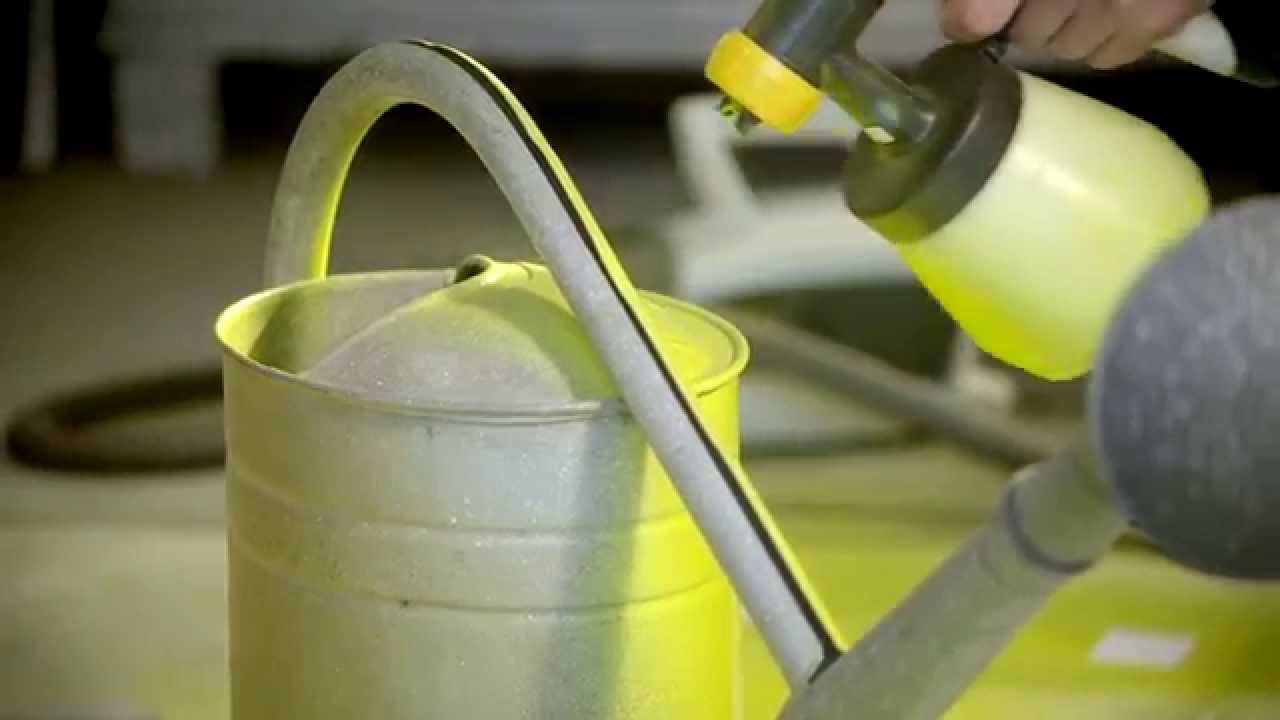 Een zinken gieter schilderen met een verfpistool