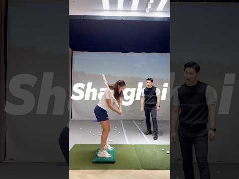 상체에 힘을 빼고, 편안하게 치고 싶다면,오른발로 지면을 강하게 누르며 <strong>백스윙을</strong> 시작해보세요!🇨🇳