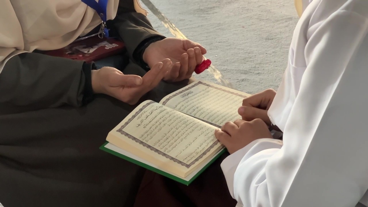 نحو 300 من حفظة القرآن الكريم يشاركون في تلاوته غيباً في جلسة واحدة بين أنقاض المسجد العمري بغزة