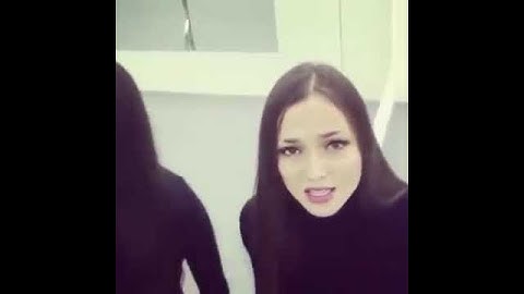 Красивая девушка крассиво поёт