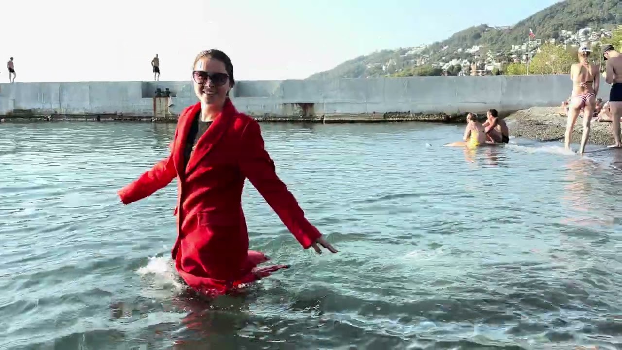 красное пальто в море #купание #пляж