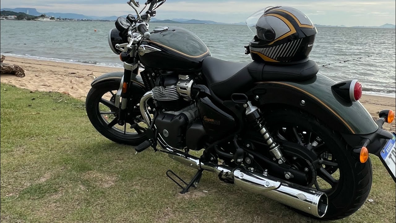 Super Meteor 650 com ponteiras torbal e rebaixamento de suspensão traseira.