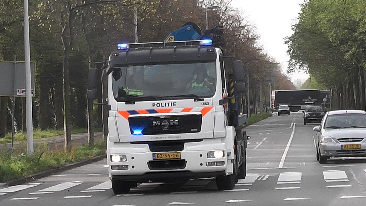 Takelwagen Team Verkeer Haaglanden met spoed naar onbekende melding in Den ...