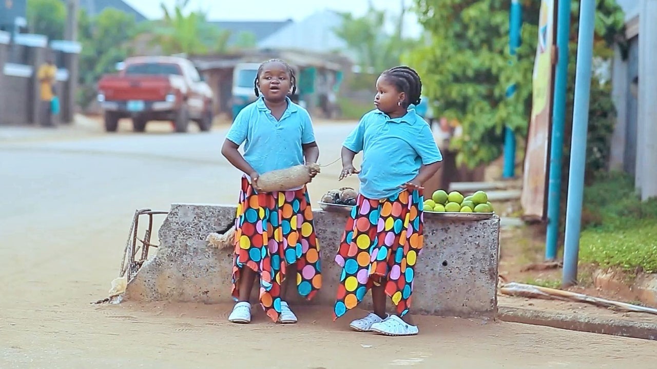 S'ILS AVAIENT SU QUE JE REVIENDRAIS AVEC UN MILLIARDAIRE POUR MARI, ILS M'AURAIENT MIEUX TRAITÉE