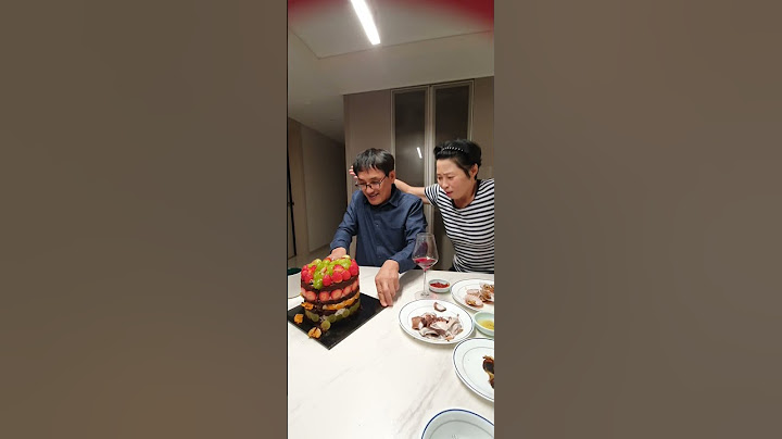 성심당 딸기시루케잌 자르기                    우수수떨어진다깐!!!