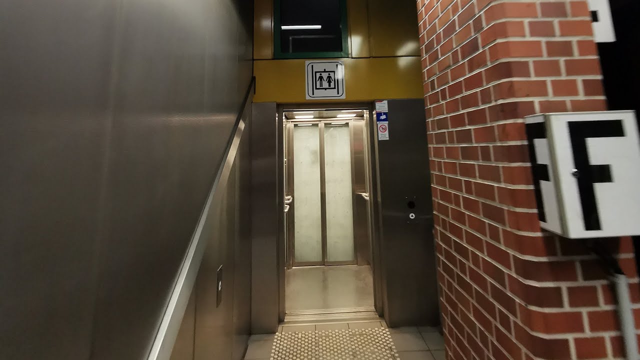 1993 Bruno Haack Aufzug (mod. 2017 ThyssenKrupp) im U-Bahnhof Bismarckstraße in Gelsenkirchen.