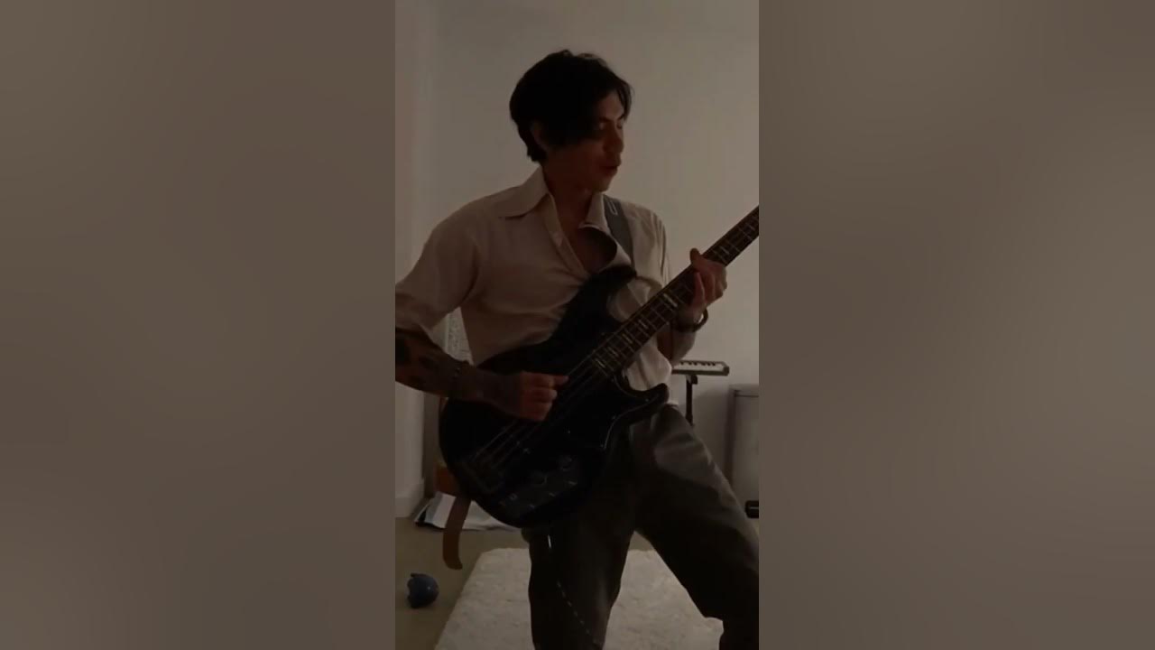 DPR IAN playing bass at his home 🔥🎸#dprian #shorts #bass #ian #music