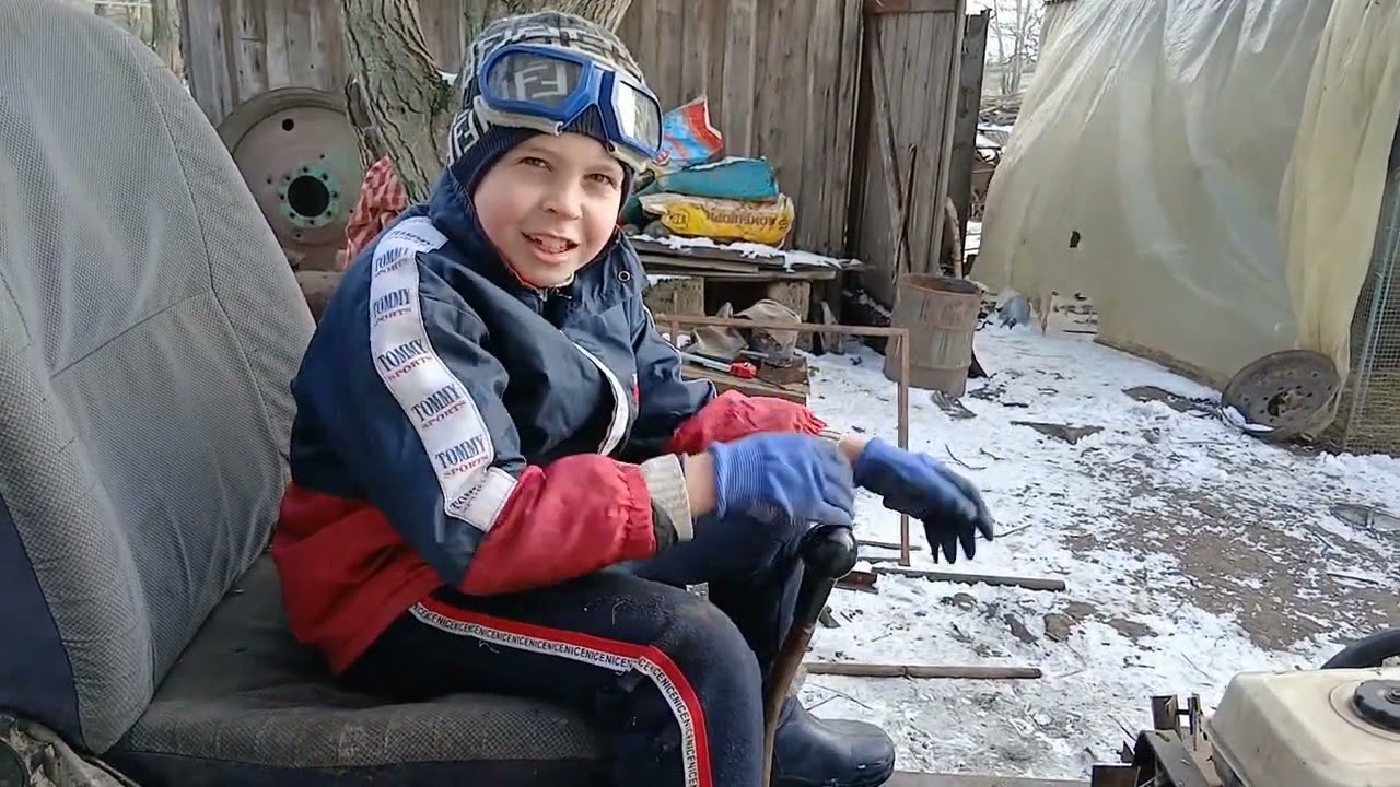 Роблю міні трактор.Двигун,сидіння є ,роблю руля.