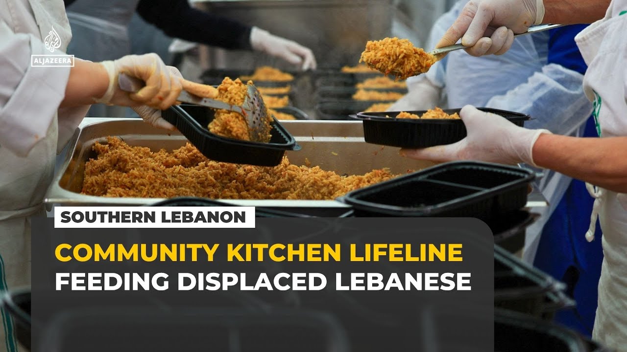 متطوعون لبنانيون يقدمون الطعام للعائلات النازحة حيث أصبح المطبخ المجتمعي شريان حياة.