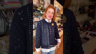 Camisa branca Le Lis e blusa tricot marinho Shoulder . Scarpin marrom Arezzo. 14-982301725 Tatiana