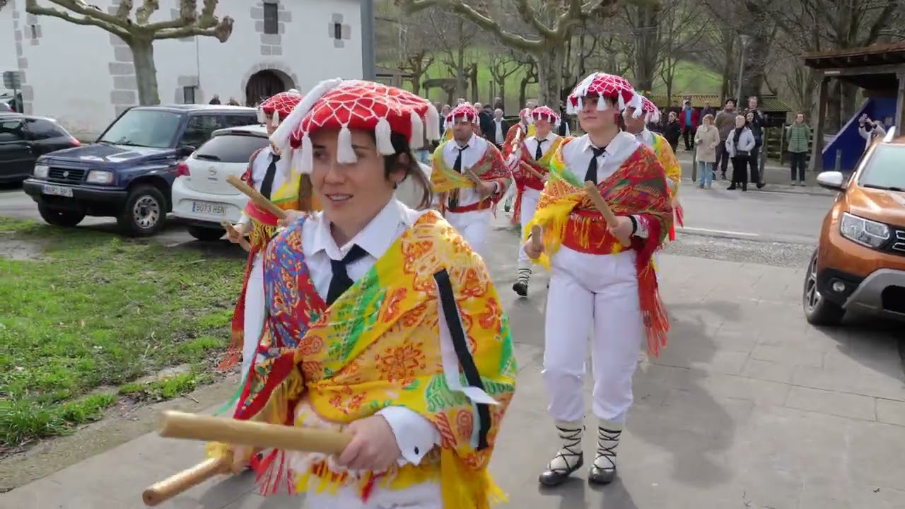 Txantxoak Abaltzisketako inauterian, oraingo honetan Larraitzen dantzan