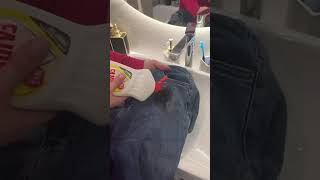 Как быстро  убрать жирное пятно с одежды? #жирноепятно #чистота