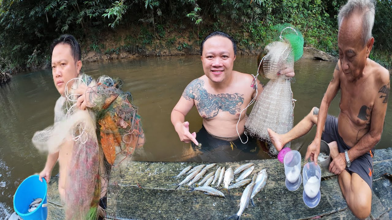 ANGKAT PUKAT DAN MENJALA IKAN SUNGAI TEPI RUMAH PANJANG // BUJANG SIGAT MASAK IKAN KUKUS //