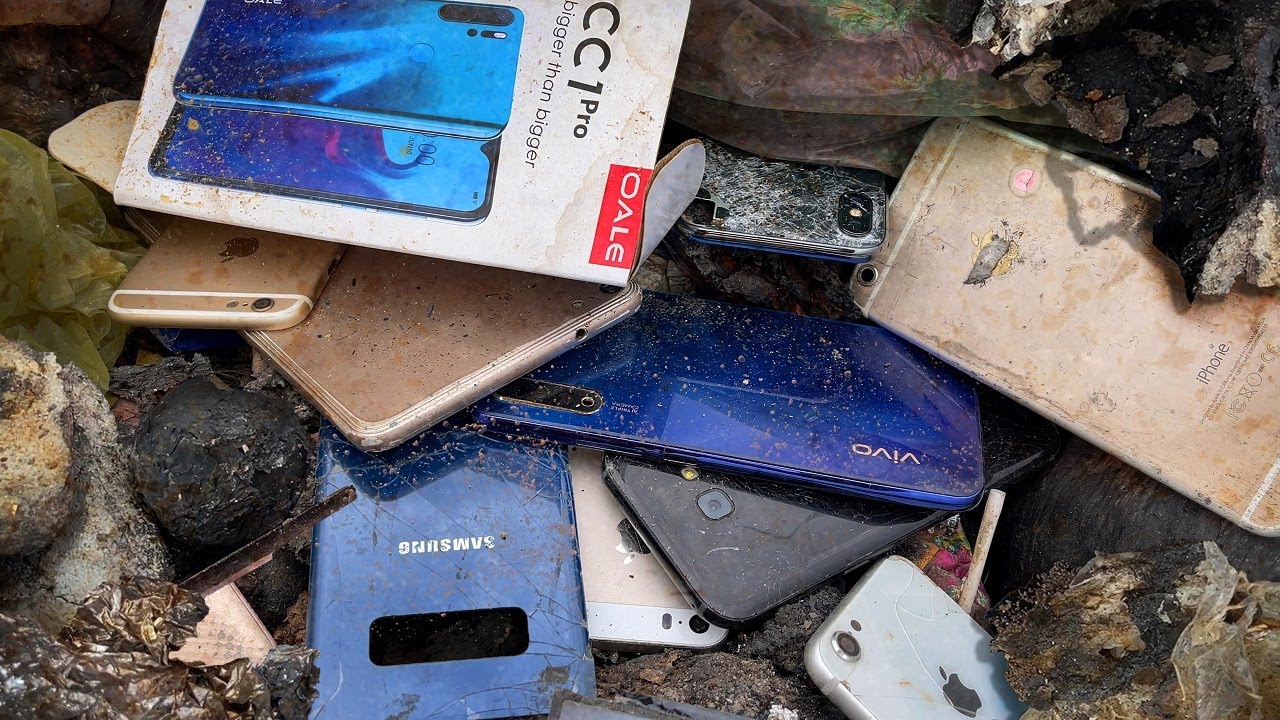 Restoring abandoned destroyed phone Found a lot of broken phones for