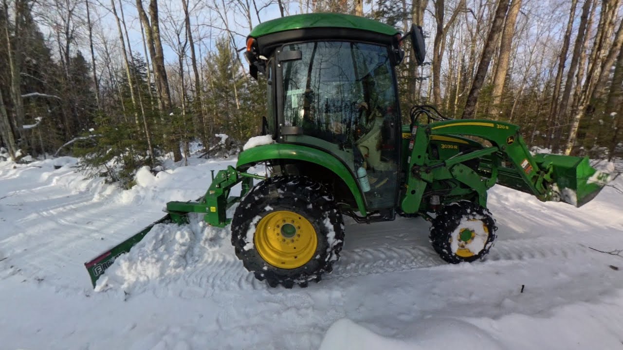 Сегодня потеплее, мне показалось, что я увидел комара, но зато трактор завелся. #johndeere