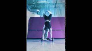 Menina Fazendo Jinastica De Hover Bord