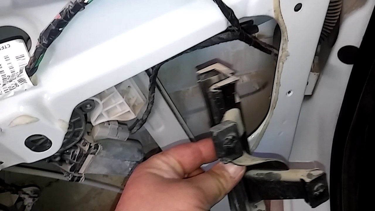 Cambiar limitador de apertura de puerta PEUGEOT 207 (3ra parte)