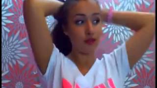 Cam girl lets her hair bun down and makes another screenshot 4