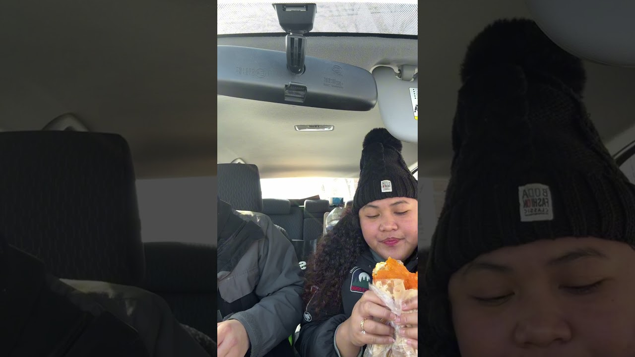 Trying the viral Ilocos Empanada 😋| Sarap! #filipinofood #mukbang #ilocosempanada