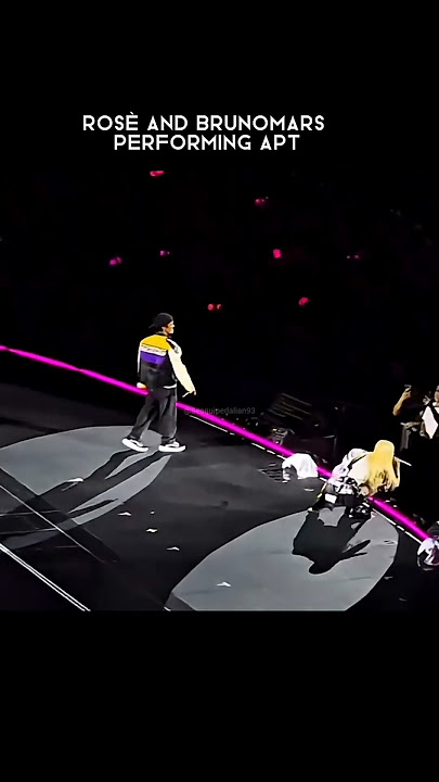 ROSÈ AND BRUNOMARS PERFORMING APT
