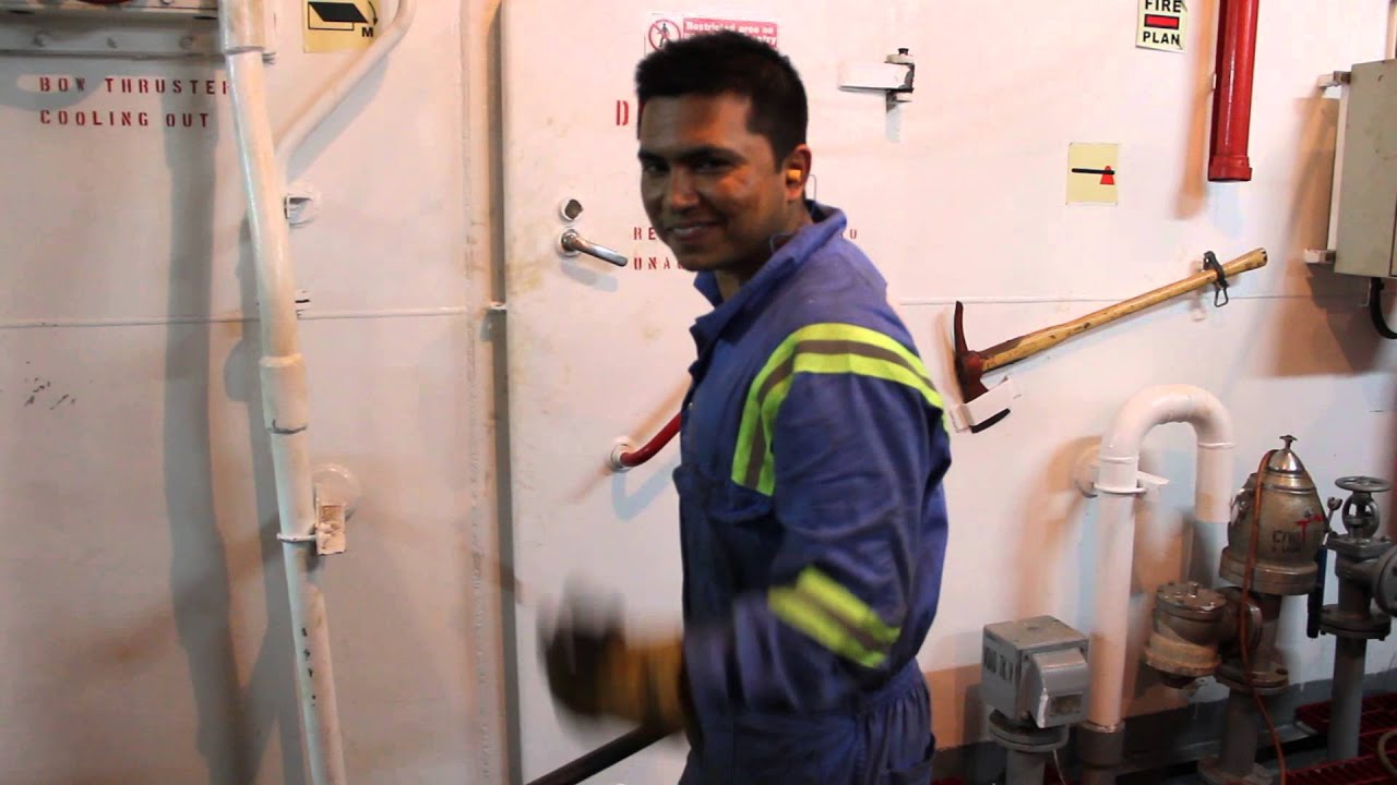 Push in the rotor of synchronous generator into frame back.