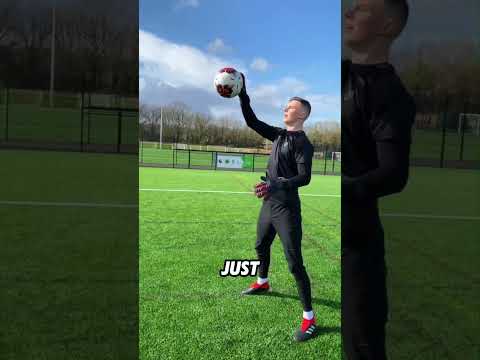 لماذا يرتدي حراس المرمى قفازات لاصقة