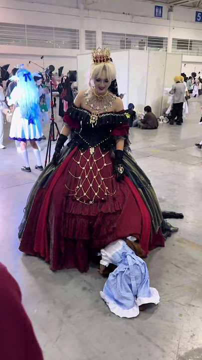 aku bertemu seorang gadis kecil di konvensi komik dan masuk ke dalam rok Madam Red #fyp #short