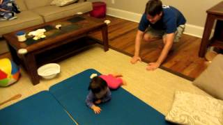 2012 0503 Daddy is chasing Lily: 爸爸追LILY,爬超快的小朋友