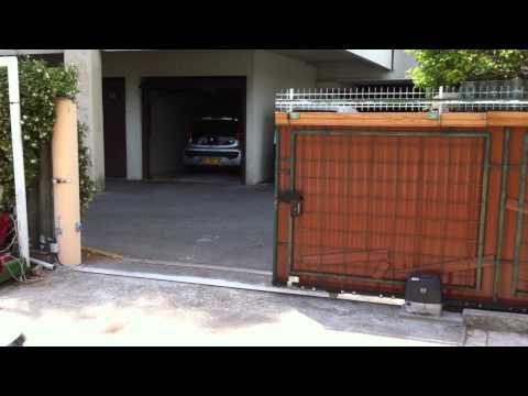 Vídeo: Com programeu un teclat sense fil per obrir portes de garatge?
